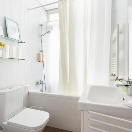 Casa vacanze Bright Center, 10m From Subway, 6 Rooms, Up To 20 Ppl