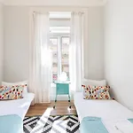 Bright Center, 10m From Subway, 6 Rooms, Up To 20 Ppl *