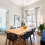 Bright Center, 10m From Subway, 6 Rooms, Up To 20 Ppl *