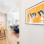 Vakantiehuis Bright Center, 10m From Subway, 6 Rooms, Up To 20 Ppl