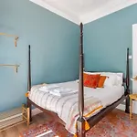 Vakantiehuis Bright Center, 10m From Subway, 6 Rooms, Up To 20 Ppl Lissabon