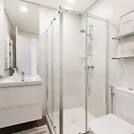 Bright Center, 10m From Subway, 6 Rooms, Up To 20 Ppl *