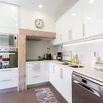 Bright Center, 10m From Subway, 6 Rooms, Up To 20 Ppl Lissabon