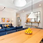 Vakantiehuis Bright Center, 10m From Subway, 6 Rooms, Up To 20 Ppl