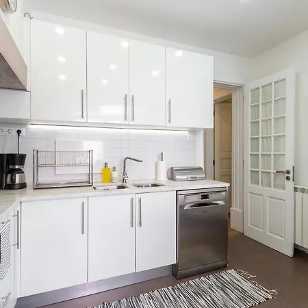 Bright Center, 10m From Subway, 6 Rooms, Up To 20 Ppl بيت للعطل *