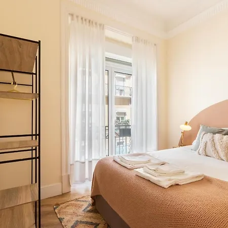 Bright Center, 10m From Subway, 6 Rooms, Up To 20 Ppl Лісабон