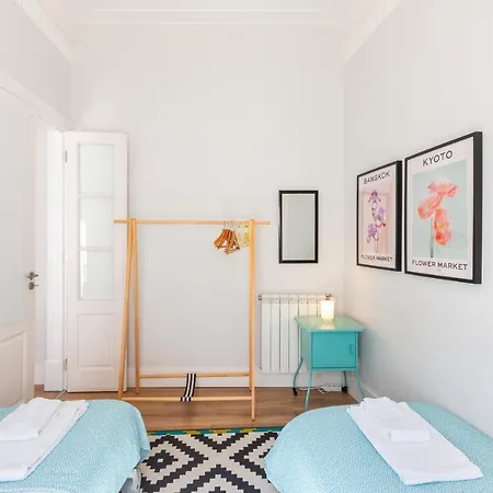 Bright Center, 10m From Subway, 6 Rooms, Up To 20 Ppl *