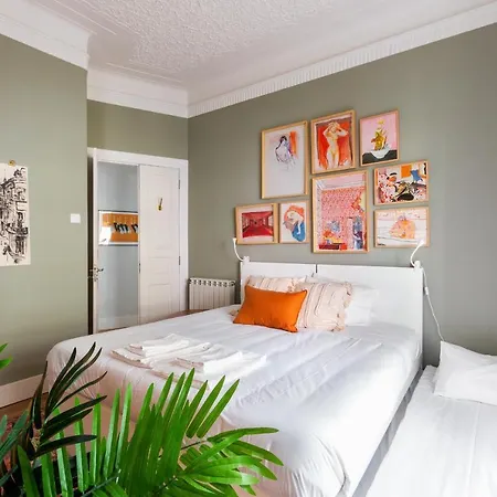 Bright Center, 10m From Subway, 6 Rooms, Up To 20 Ppl