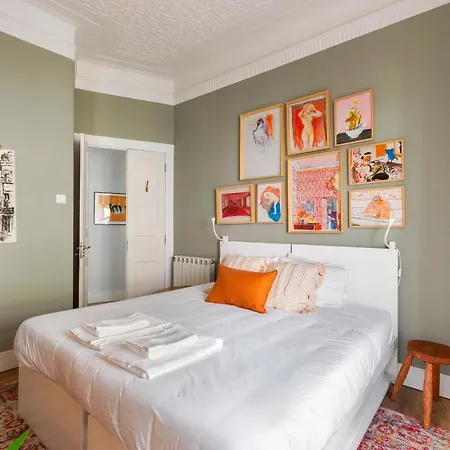 Bright Center, 10m From Subway, 6 Rooms, Up To 20 Ppl