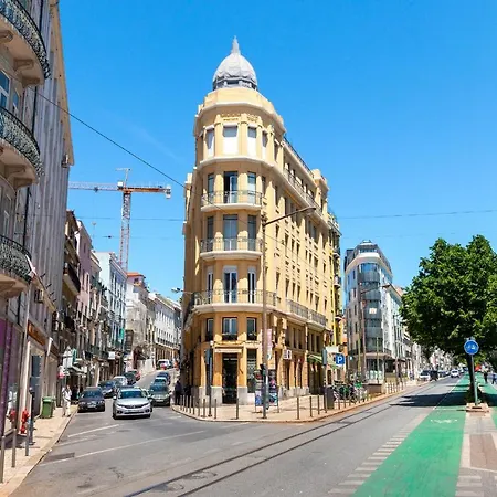 Bright Center, 10m From Subway, 6 Rooms, Up To 20 Ppl