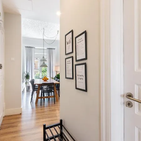 Bright Center, 10m From Subway, 6 Rooms, Up To 20 Ppl بيت للعطل *