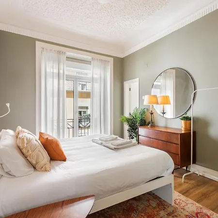 Bright Center, 10m From Subway, 6 Rooms, Up To 20 Ppl بيت للعطل