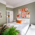 Bright Center, 10m From Subway, 6 Rooms, Up To 20 Ppl