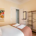 Bright Center, 10m From Subway, 6 Rooms, Up To 20 Ppl Ferienhaus Lissabon