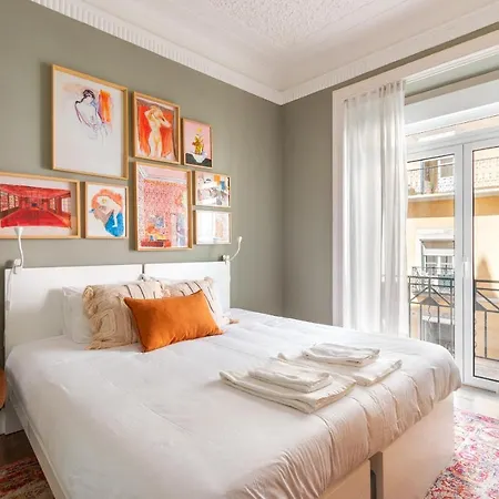 Hébergement de vacances Bright Center, 10m From Subway, 6 Rooms, Up To 20 Ppl Lisboa