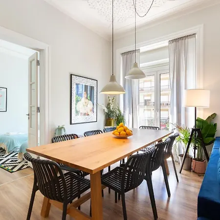 Bright Center, 10m From Subway, 6 Rooms, Up To 20 Ppl *