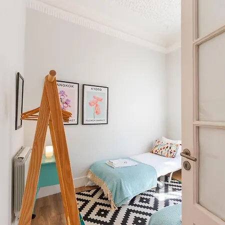 Bright Center, 10m From Subway, 6 Rooms, Up To 20 Ppl Лиссабон