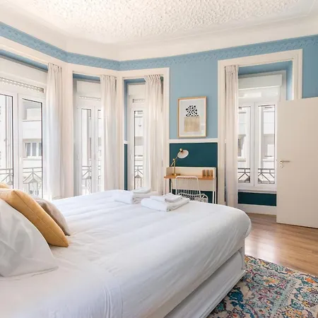 Bright Center, 10m From Subway, 6 Rooms, Up To 20 Ppl Лиссабон