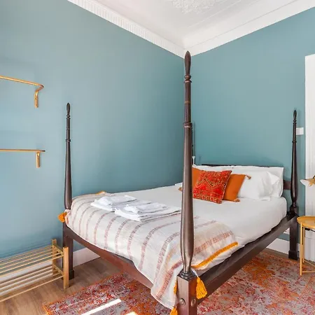 Hébergement de vacances Bright Center, 10m From Subway, 6 Rooms, Up To 20 Ppl Lisboa