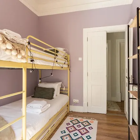 Bright Center, 10m From Subway, 6 Rooms, Up To 20 Ppl * Лиссабон