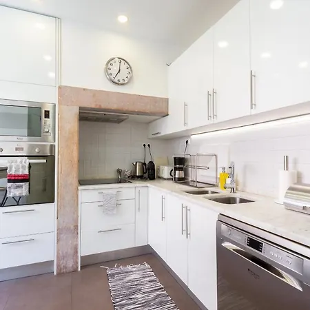 Bright Center, 10m From Subway, 6 Rooms, Up To 20 Ppl Лиссабон