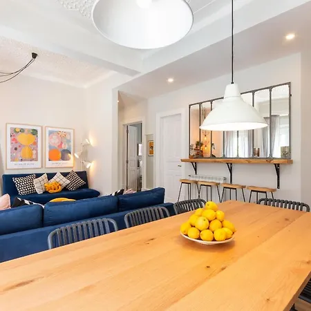 Дом отдыха Bright Center, 10m From Subway, 6 Rooms, Up To 20 Ppl