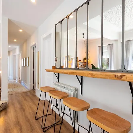Дом отдыха Bright Center, 10m From Subway, 6 Rooms, Up To 20 Ppl *