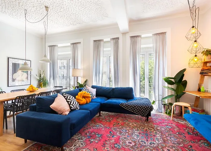 Bright Center, 10m From Subway, 6 Rooms, Up To 20 Ppl * Lisbon