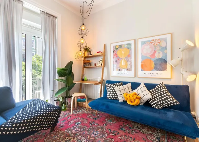 Holiday home Bright Center, 10m From Subway, 6 Rooms, Up To 20 Ppl *