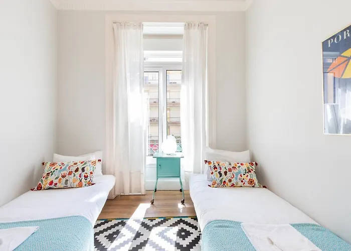 Bright Center, 10m From Subway, 6 Rooms, Up To 20 Ppl *