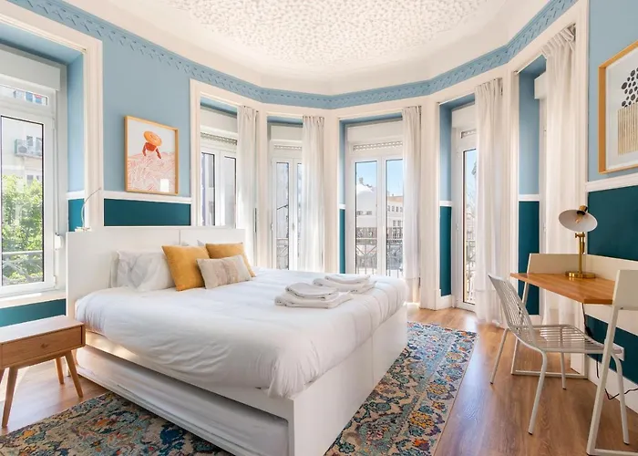 Bright Center, 10m From Subway, 6 Rooms, Up To 20 Ppl Holiday home Lisbon