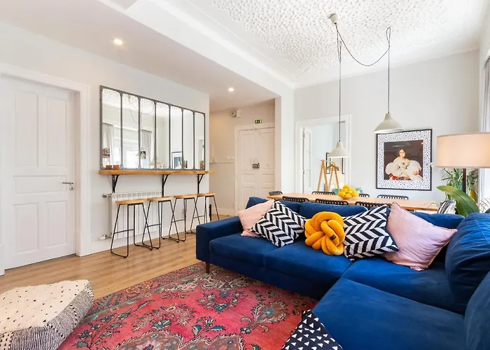 Bright Center, 10m From Subway, 6 Rooms, Up To 20 Ppl Holiday home