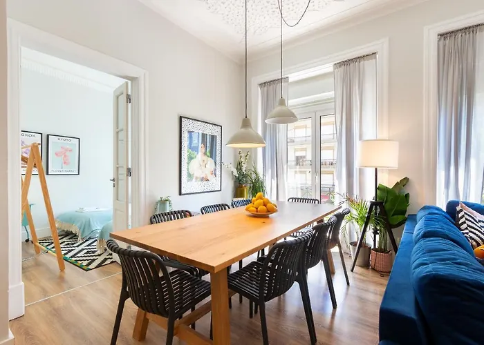 Bright Center, 10m From Subway, 6 Rooms, Up To 20 Ppl *