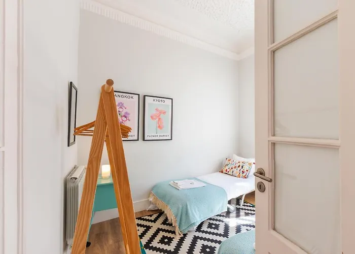 Bright Center, 10m From Subway, 6 Rooms, Up To 20 Ppl Lisbon