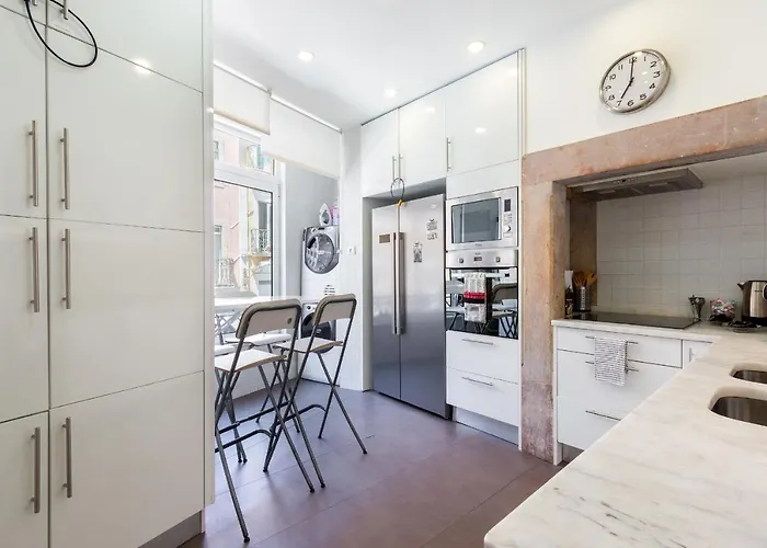 Bright Center, 10m From Subway, 6 Rooms, Up To 20 Ppl