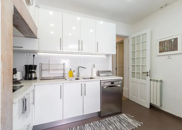 Bright Center, 10m From Subway, 6 Rooms, Up To 20 Ppl Holiday home *