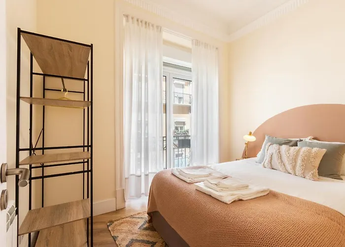 Bright Center, 10m From Subway, 6 Rooms, Up To 20 Ppl Lisbon
