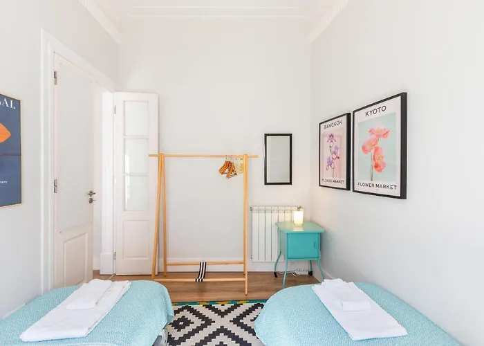 Bright Center, 10m From Subway, 6 Rooms, Up To 20 Ppl *