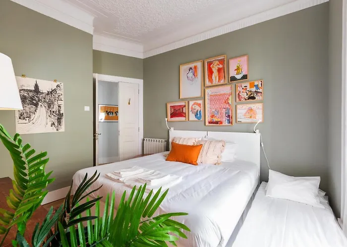 Bright Center, 10m From Subway, 6 Rooms, Up To 20 Ppl