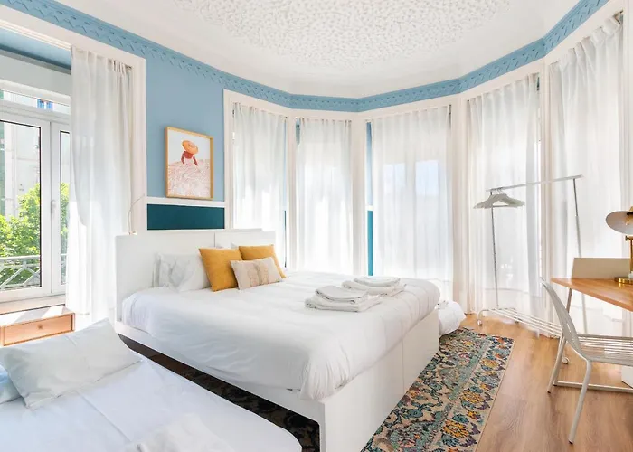 Bright Center, 10m From Subway, 6 Rooms, Up To 20 Ppl Holiday home Lisbon