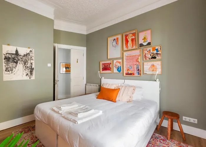 Bright Center, 10m From Subway, 6 Rooms, Up To 20 Ppl