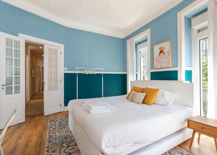 Bright Center, 10m From Subway, 6 Rooms, Up To 20 Ppl Lisbon