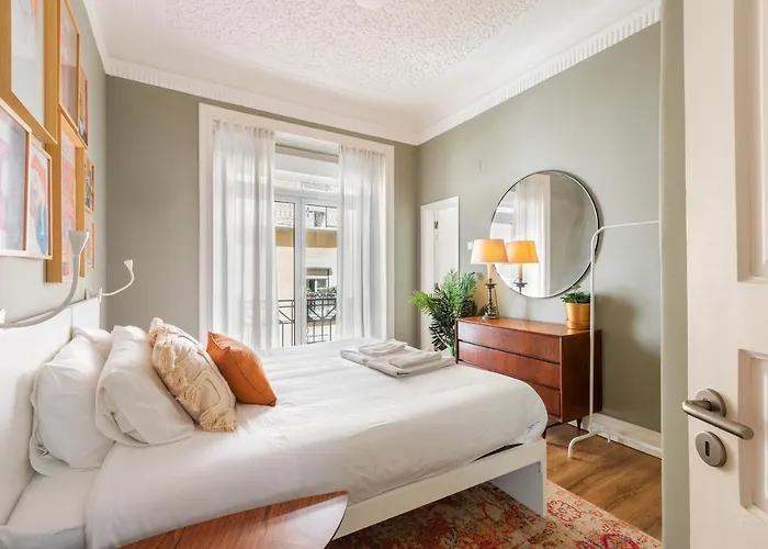 Bright Center, 10m From Subway, 6 Rooms, Up To 20 Ppl Holiday home