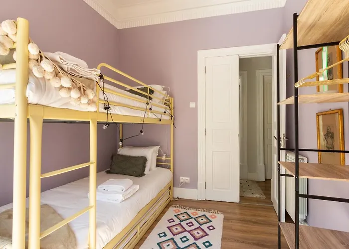 Bright Center, 10m From Subway, 6 Rooms, Up To 20 Ppl * Lisbon