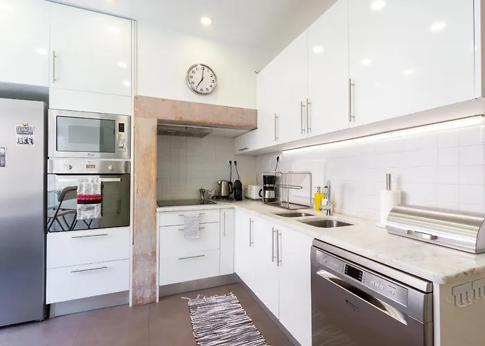 Bright Center, 10m From Subway, 6 Rooms, Up To 20 Ppl Lisbon