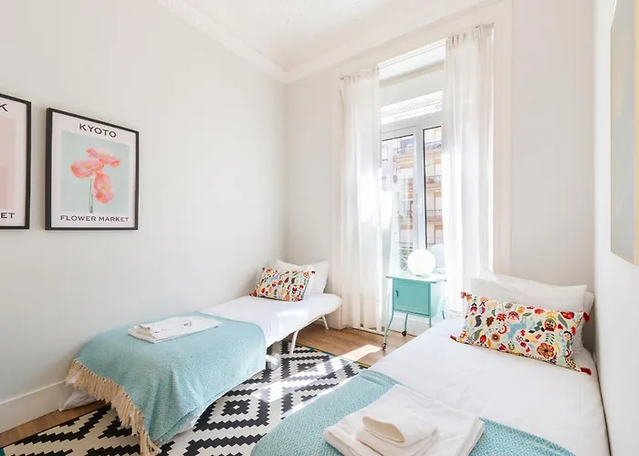 Bright Center, 10m From Subway, 6 Rooms, Up To 20 Ppl Holiday home *