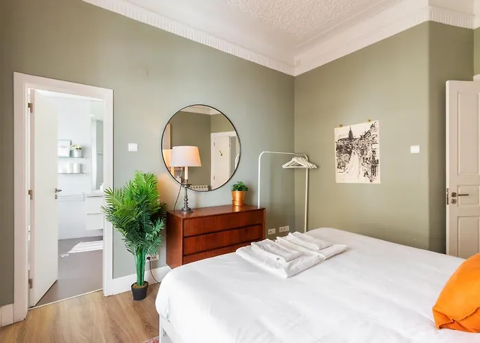 Bright Center, 10m From Subway, 6 Rooms, Up To 20 Ppl