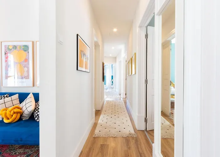 Holiday home Bright Center, 10m From Subway, 6 Rooms, Up To 20 Ppl Lisbon