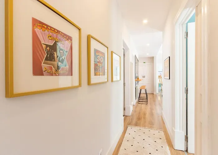 Bright Center, 10m From Subway, 6 Rooms, Up To 20 Ppl Holiday home