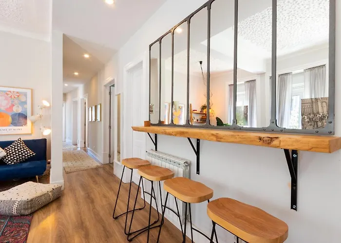 Holiday home Bright Center, 10m From Subway, 6 Rooms, Up To 20 Ppl *